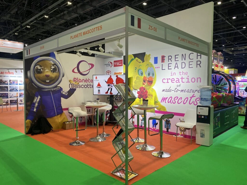 Stand de Planète Mascottes au DEAL Dubaï 2025.